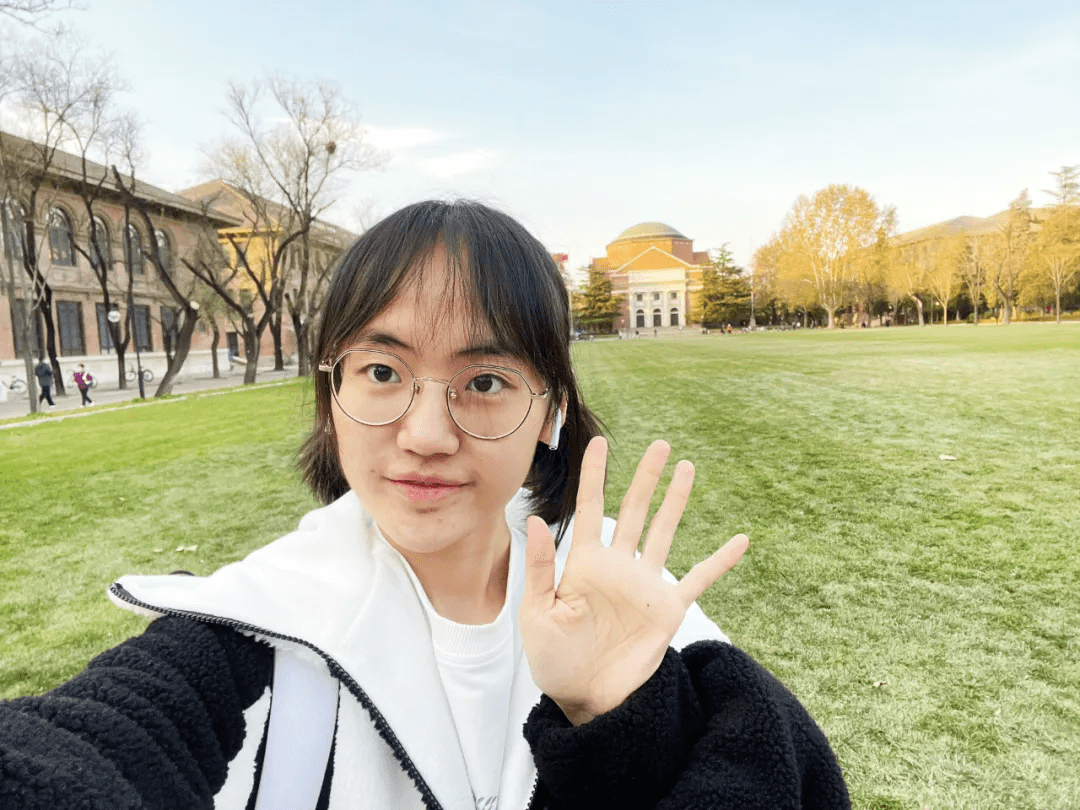 考入清华大学的学姐向长水教育学子发出邀请