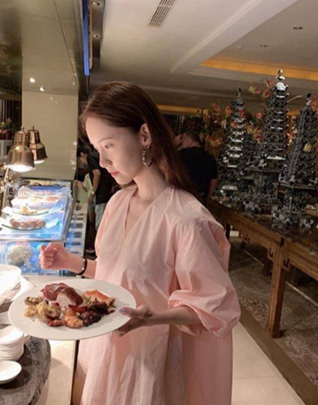远景 林允儿度假私照大公开！素颜也依然出众，她是真的好适合丸子头
