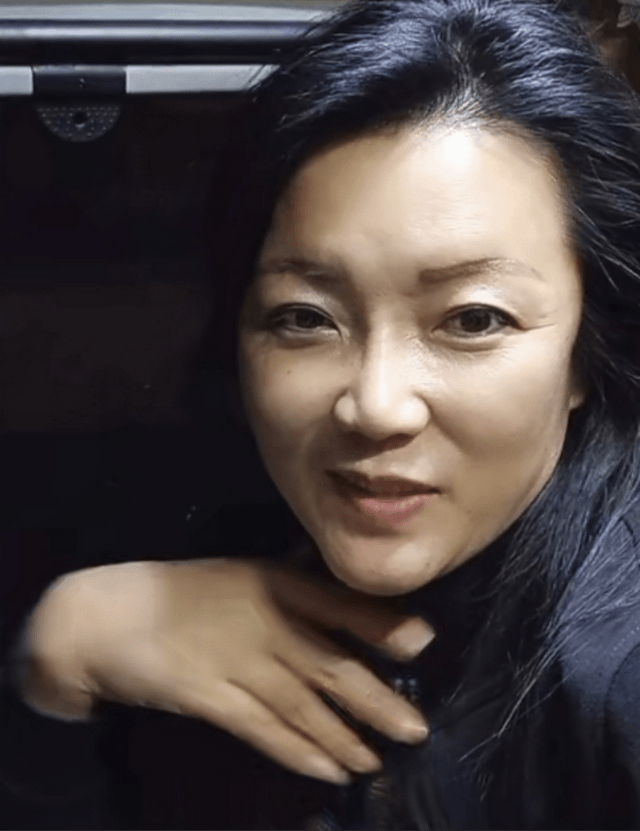 四丫头天生长得虎背熊腰,力气大能干活.