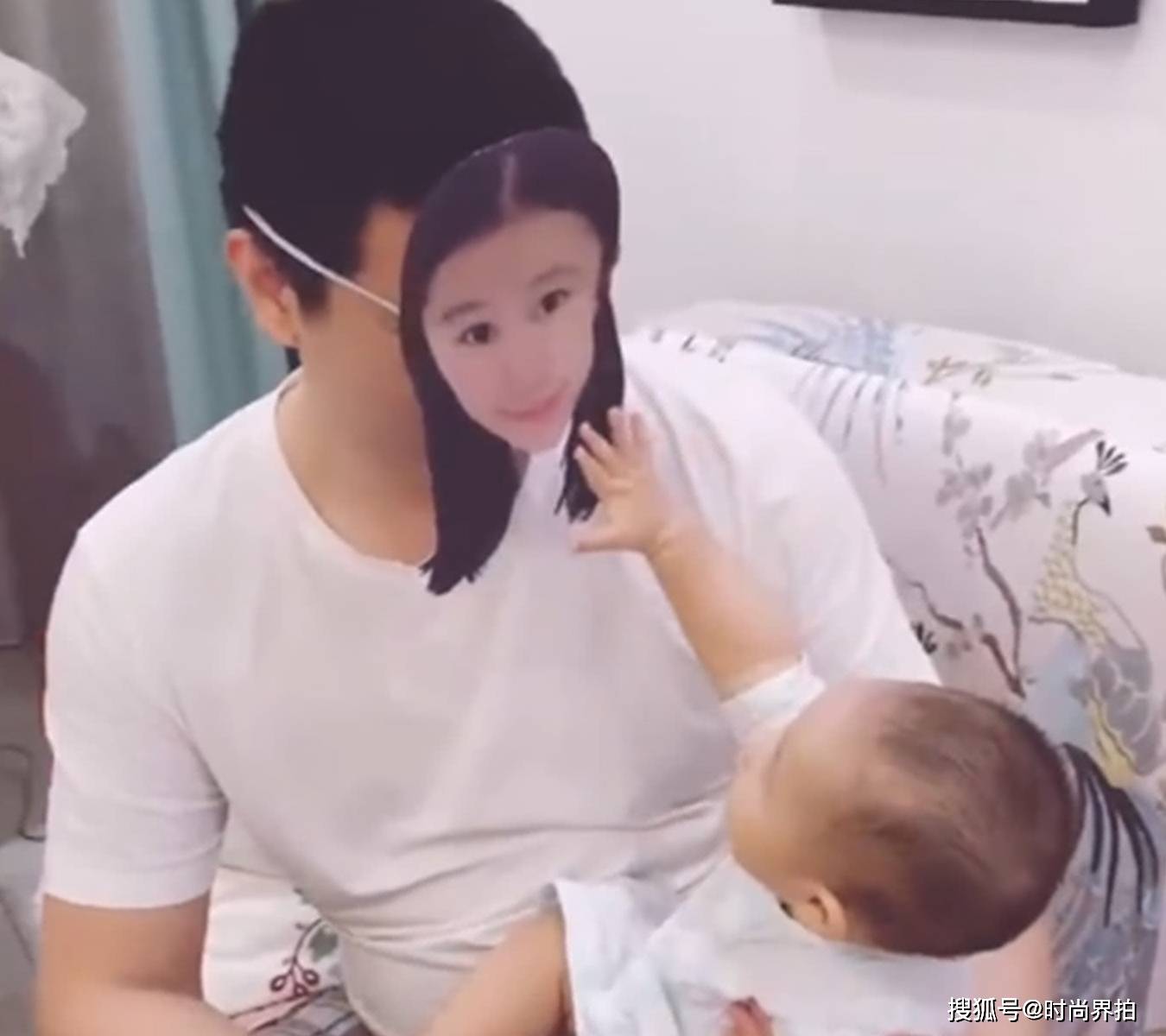 宝宝总黏着妈妈 爸爸竟做出如此行为 看到最后画面乐了 照片