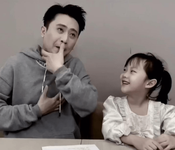 央视主持人开家长会后的 深情流露 火了 老师看后 有啥感想 杨帆