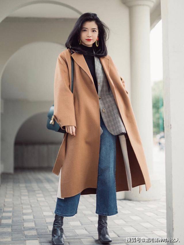 显得 穿大衣，不一定要配半身裙才好看，今年这3条长裤更时髦上档次