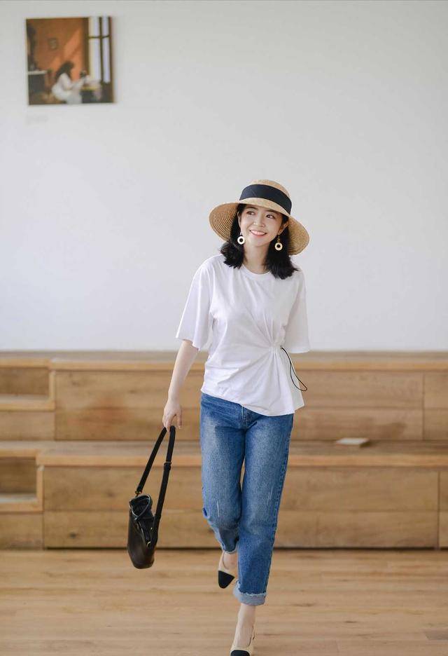 三木 三木和母亲穿衣“全网最好看”，衬衫搭配牛仔裤，母女秒变姐妹花