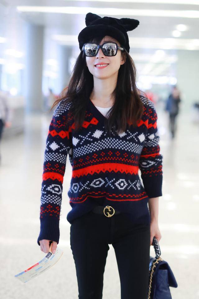 披肩 张静初拎三万多香奈儿出行，穿紧身裤长腿纤细，戴猫耳帽像小姑娘
