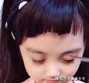 刘菲宝妈给闺女剪刘海，宝宝睁眼后，网友：一双眼睛拯救一个失败发型