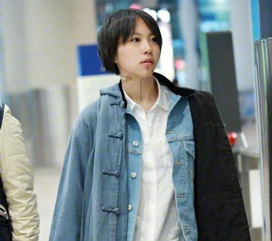 棕色 窦靖童这次穿对了，衬衫搭配牛仔裤高级时髦，超好看