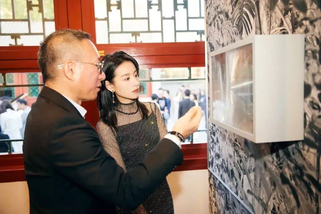 黑色 董洁离开修图,双颊凹陷浮肿苍老,但41岁自然老倒是真实不装!
