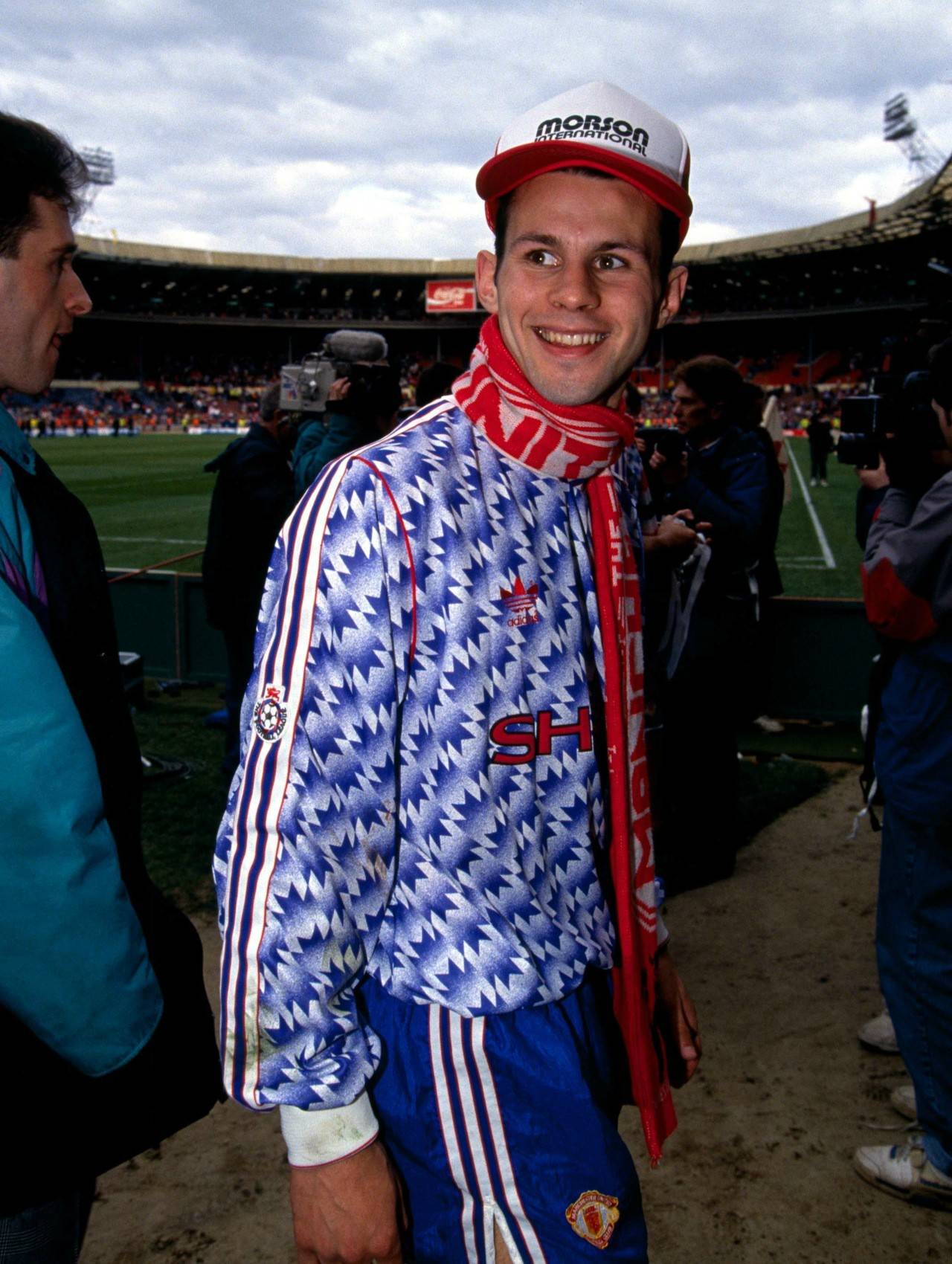 足球老照片#分享,身穿蓝色碎花球衣的英超红魔曼联球星吉格斯!_欧冠