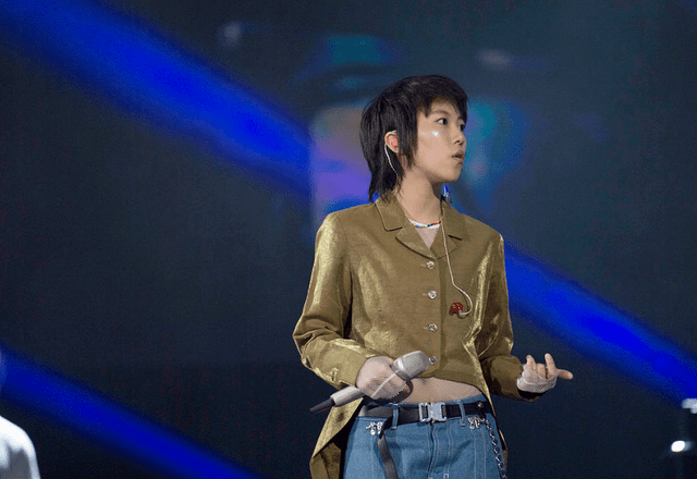 棕色 窦靖童这次穿对了,衬衫搭配牛仔裤高级时髦,超好看