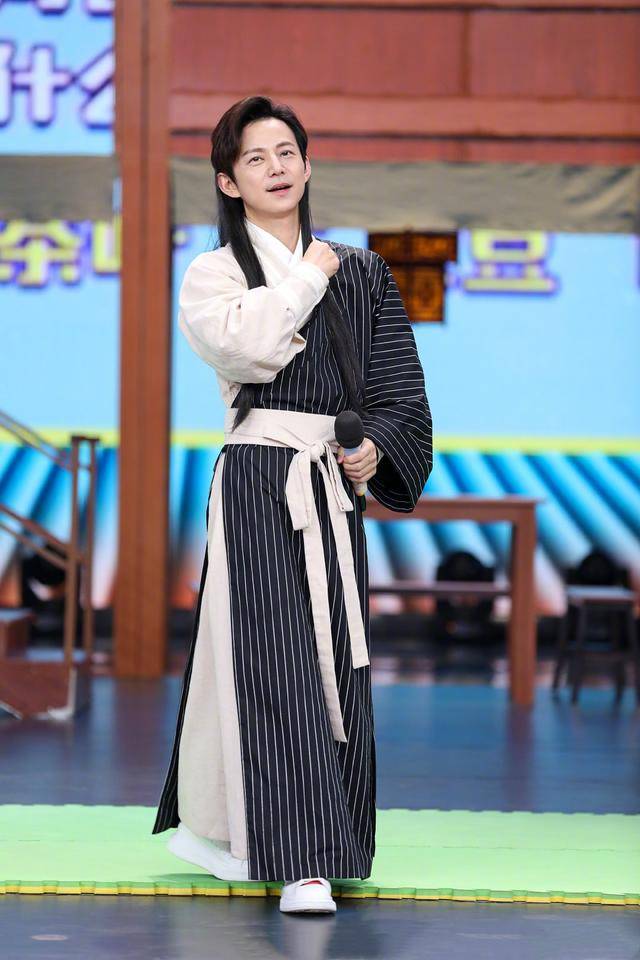 不分伯仲|快乐家族古装上演回忆杀，谢娜吴昕美得不分伯仲，何炅变翩翩公子