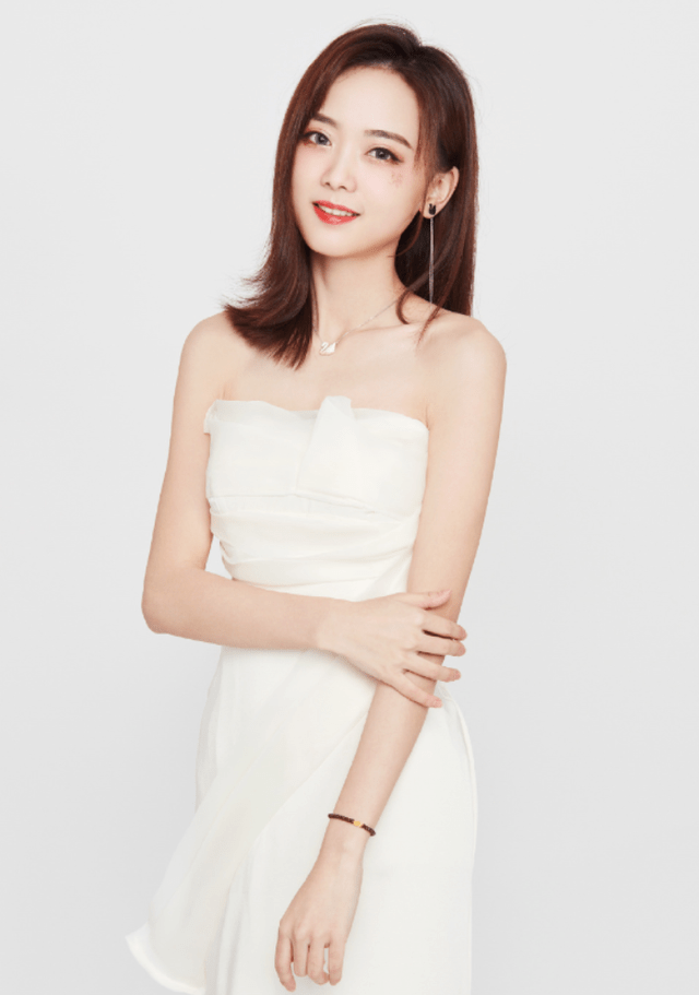 灵儿长相甜美 穿搭清纯,一袭立体花朵连衣裙优雅大气,青春靓丽_身材