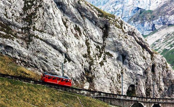建在悬崖边上的铁路，最陡处坡度可达48度，却只是为了不用爬山