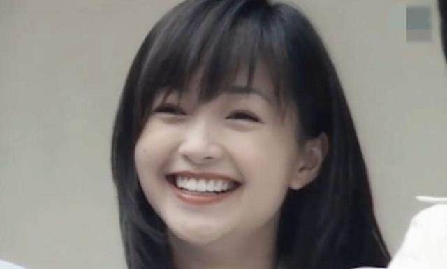 下巴一笑遮百丑？露出笑容后，谁还会注意黎姿的短下巴和朱茵的黑黄皮