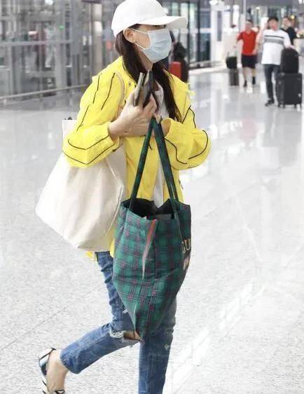 差别伊能静视频截图差别大，五官扭曲很不自然，但53岁面相不显老！