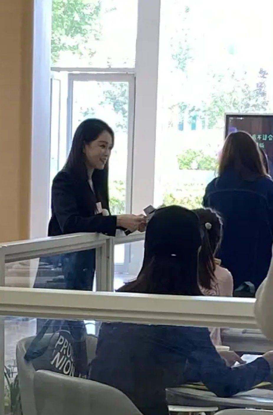 差别伊能静视频截图差别大，五官扭曲很不自然，但53岁面相不显老！