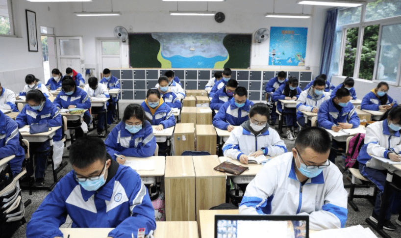 同學|高中生因違反班規，被小小懲罰，班主任：這也是他們的美好記憶