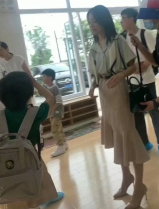 黑色 董洁离开修图,双颊凹陷浮肿苍老,但41岁自然老倒是真实不装!