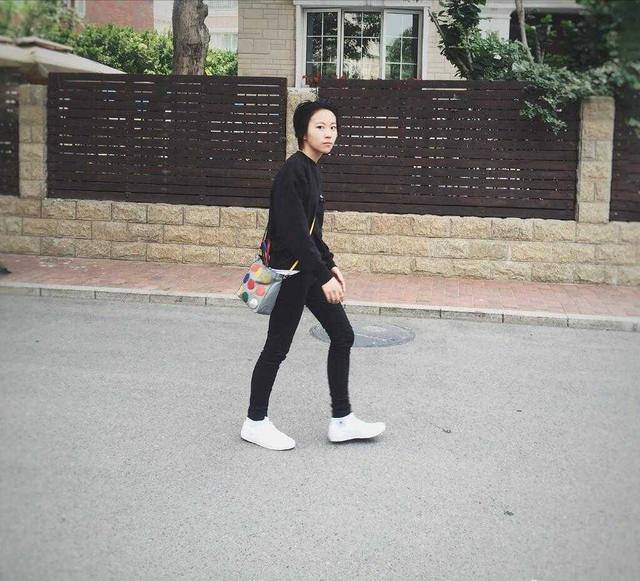 颜色 窦靖童打扮真不一样！白T恤配条纹外套慵懒随性，一般人驾驭不了