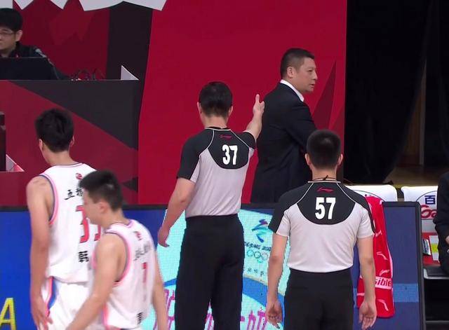 断崖|CBA第4位下课的主教练？3胜10负战绩断崖式下滑，周老板很不高兴