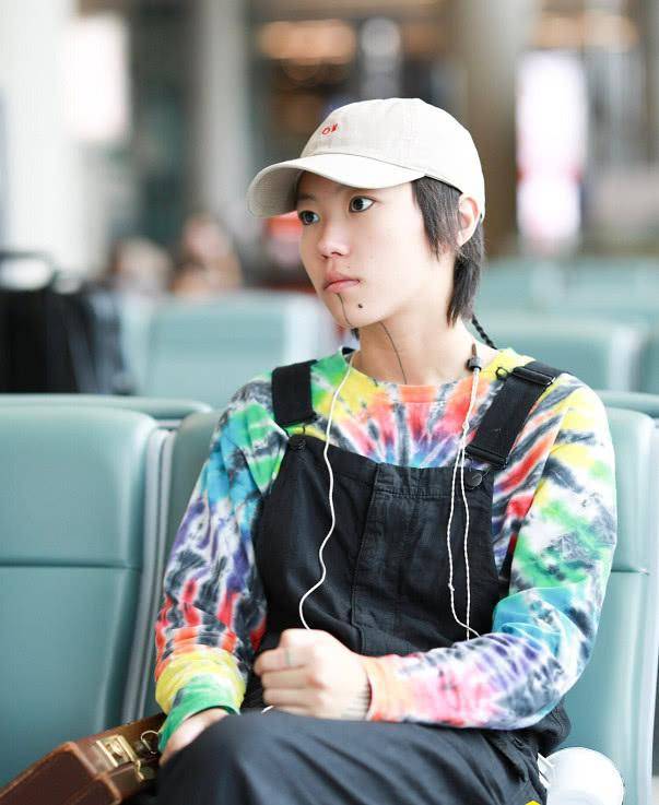 棕色 窦靖童这次穿对了,衬衫搭配牛仔裤高级时髦,超好看