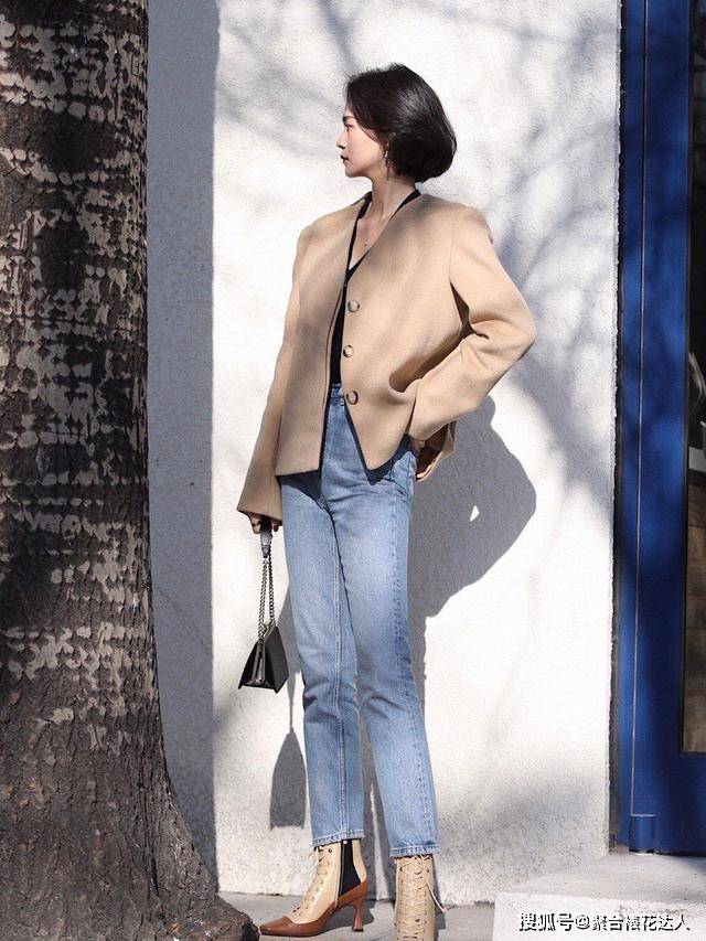 丽人 气质简约的“牛仔裤”，今冬流行这样穿，洋气显瘦，变身都市丽人