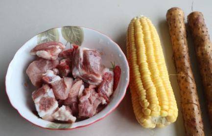时节|春夏时节来碗汤，滋补玉米与排骨相互碰撞，别有一番风味
