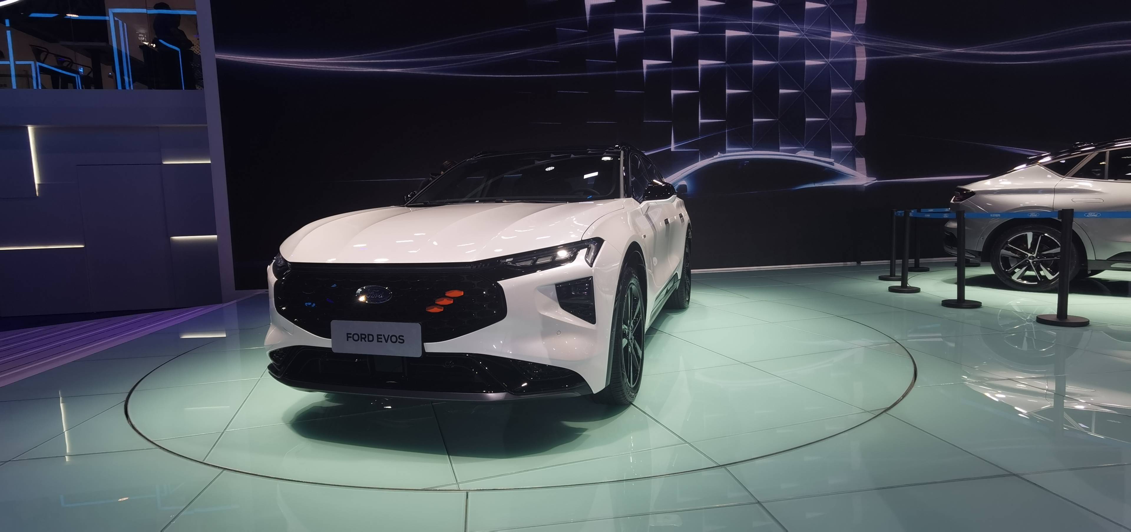 颜值吸睛,轴距2945mm,全系2.0t 8at,长安福特evos售19.98万起_st-line