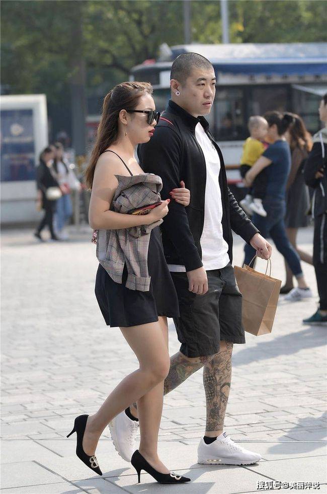 高跟鞋 美女街拍：爱美的姑娘，要习惯搭配高跟鞋，搭配出不一样的味道