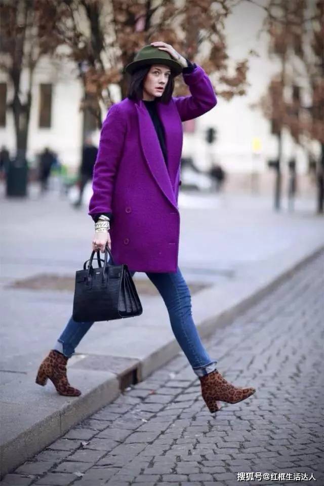 追求时尚的女性可以尝试紫色大衣配搭杏色高领