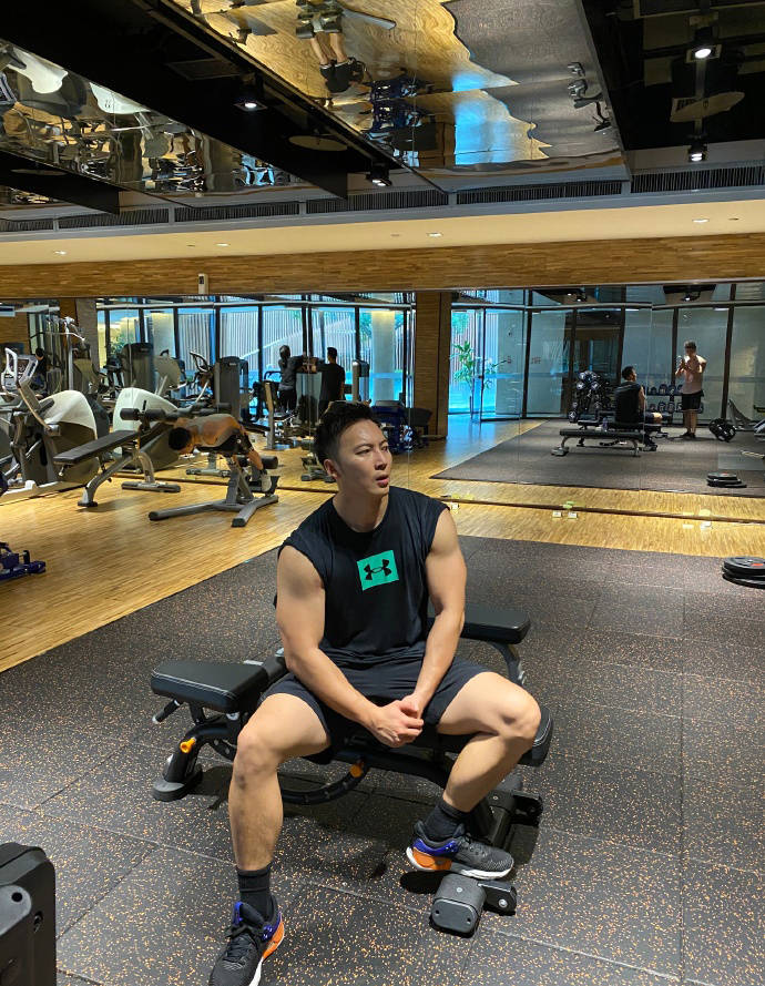 他是一枚貼身私教，指導過任家萱形體訓練，強壯體魄荷爾蒙爆棚！ 健身減肥達人 第8张