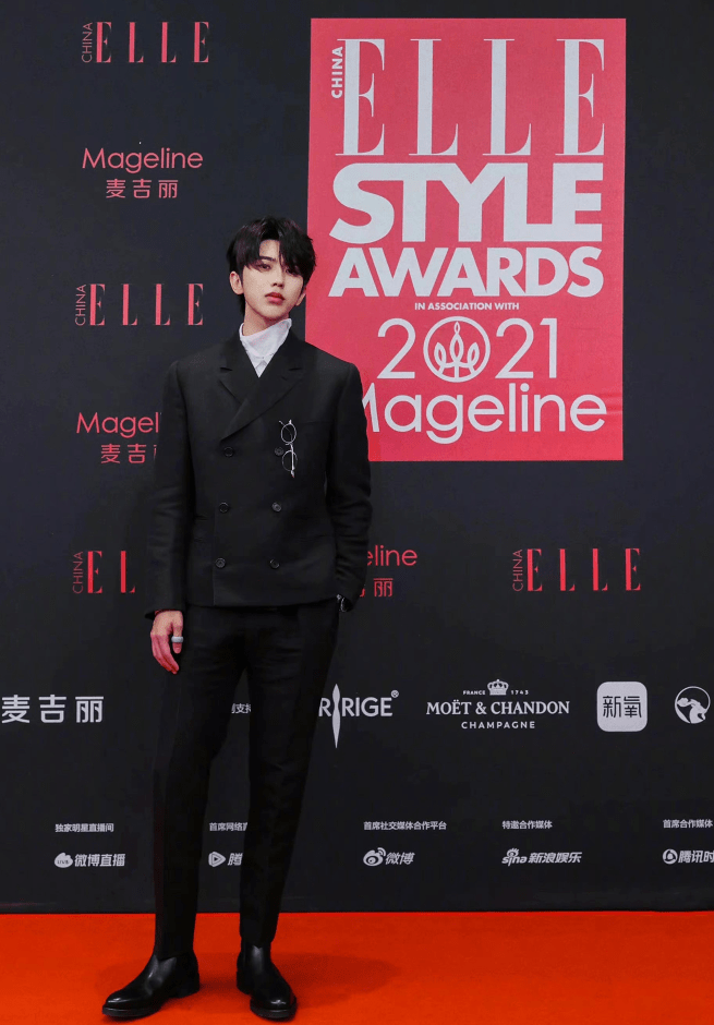 黑色 蔡徐坤的颜值真禁得住生图摧残，不修图侧颜都好看，穿西装太有范