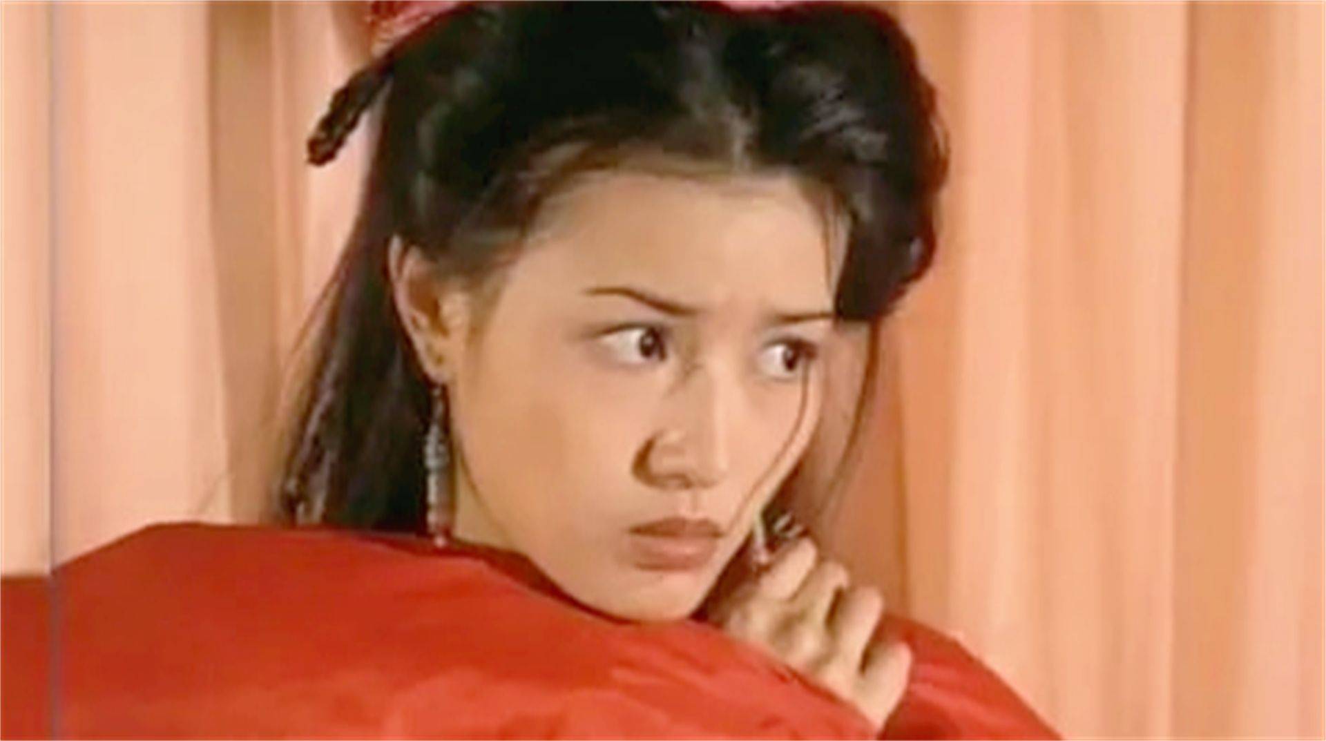 凭借《天龙八部》当中的梦姑,《河东狮吼》里面的苏小妹;当初黄纪莹在