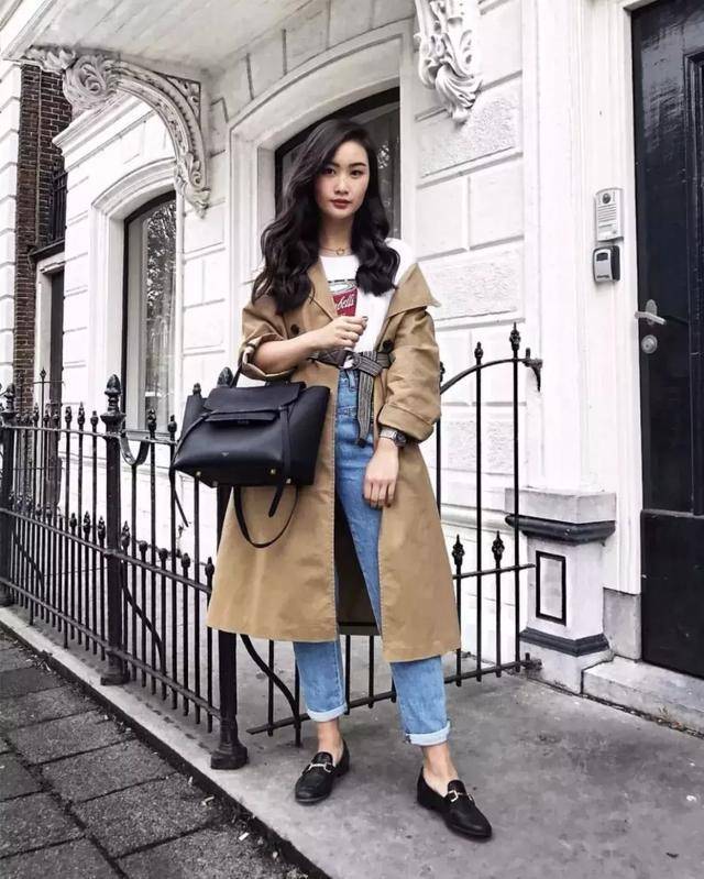 式样 今冬回头率很高的搭配“风衣+乐福鞋”，时尚优雅，尽显女性风度