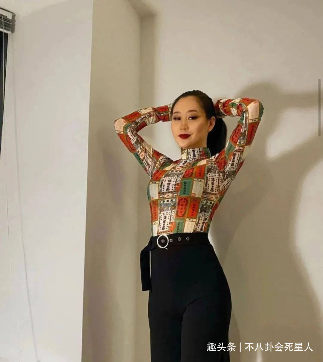 脸盘李连杰两个女儿化浓妆很成熟，大脸盘子不像利智，李连杰基因强大