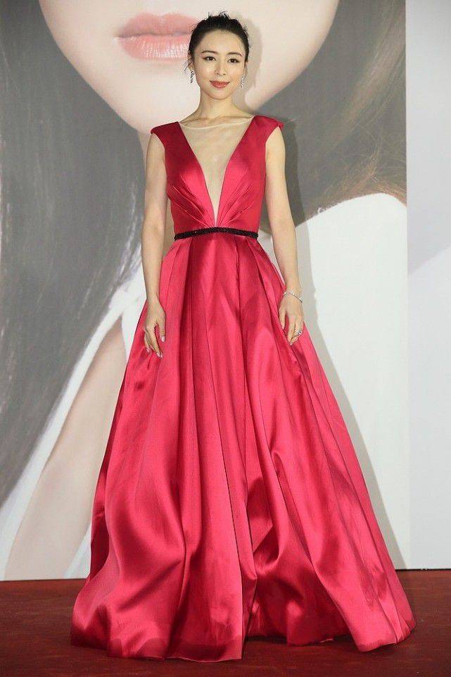 花花 张静初的礼服挺别致，一身花花图案遮住了身材，却不低调