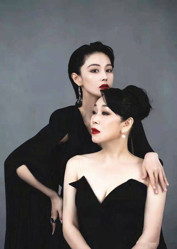 魅力 张馨予和妈妈的母女美搭,“母女式”穿搭的最佳组合,又美又飒