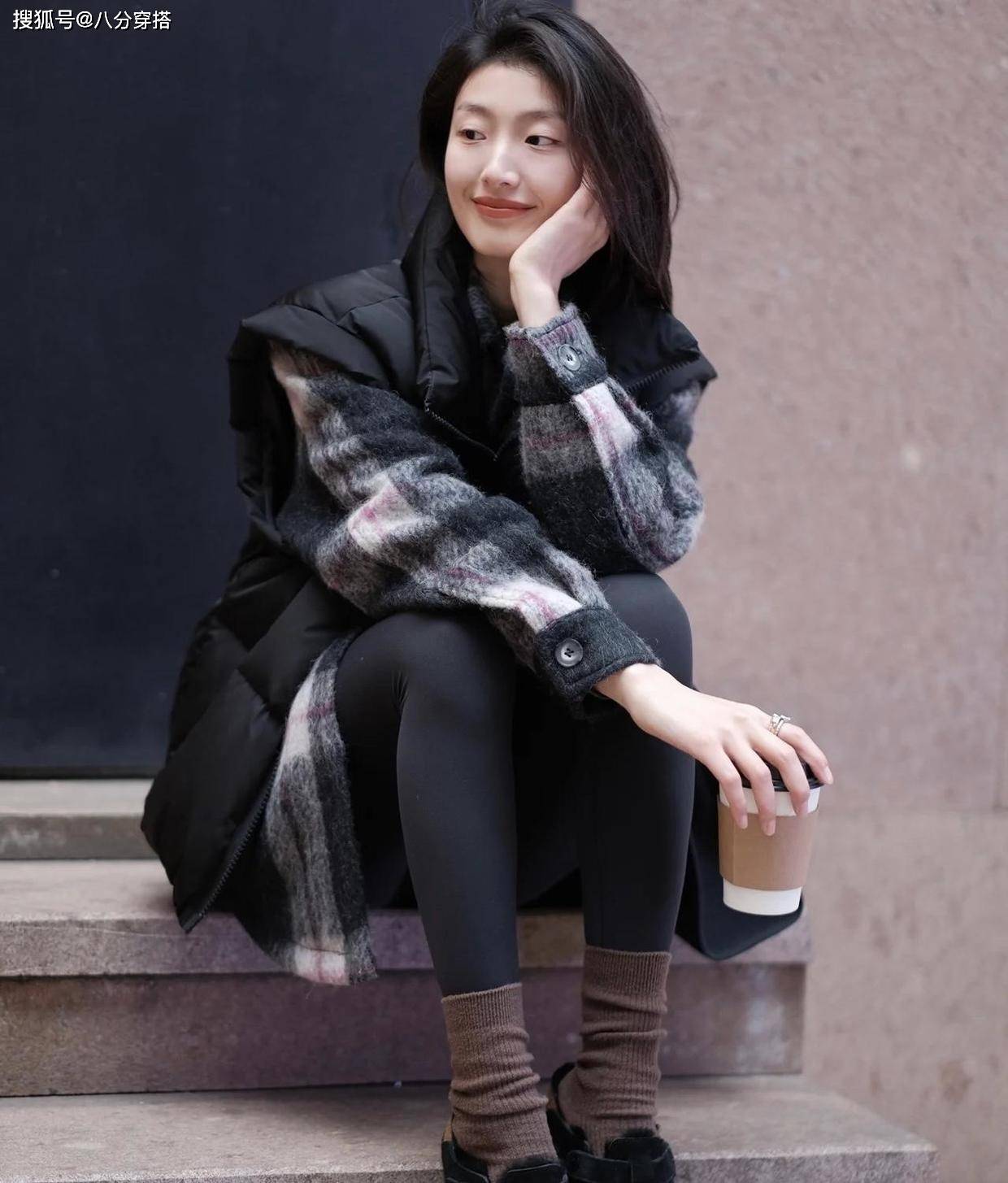 进行 羽绒服太显胖了?试试羽绒马甲叠穿的搭配,保暖舒适又减龄