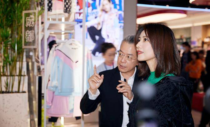 魅力 高圆圆低调露面为品牌助威，穿红色裙当车模，蜂腰红唇真假分不清