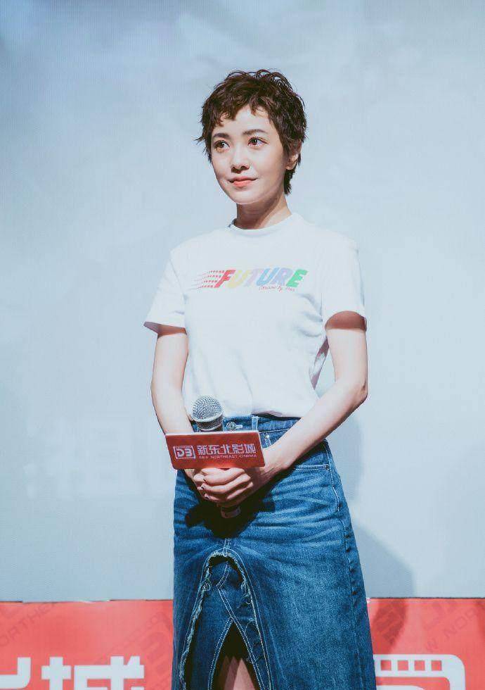 耳环 郭采洁牛仔裤和牛仔裙重叠穿，一长一短还搭配一头泡面短发，真是牛
