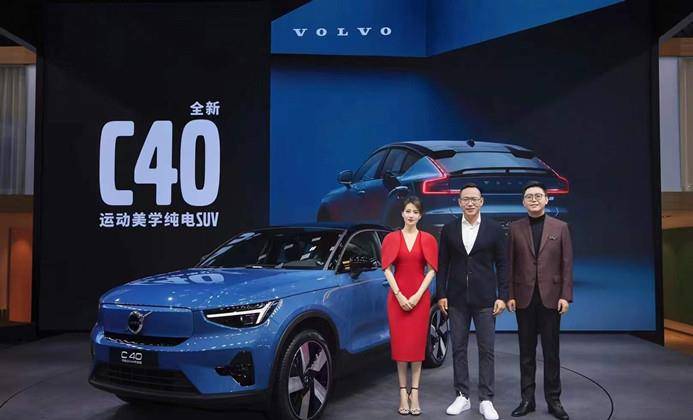 魅力 高圆圆低调露面为品牌助威，穿红色裙当车模，蜂腰红唇真假分不清