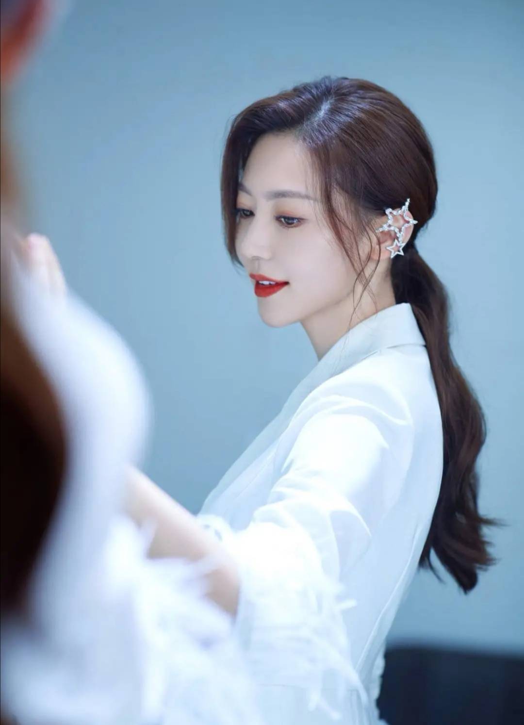 耳环 黄梦莹白色西装裙配星星耳环,甜美知性笑容治愈