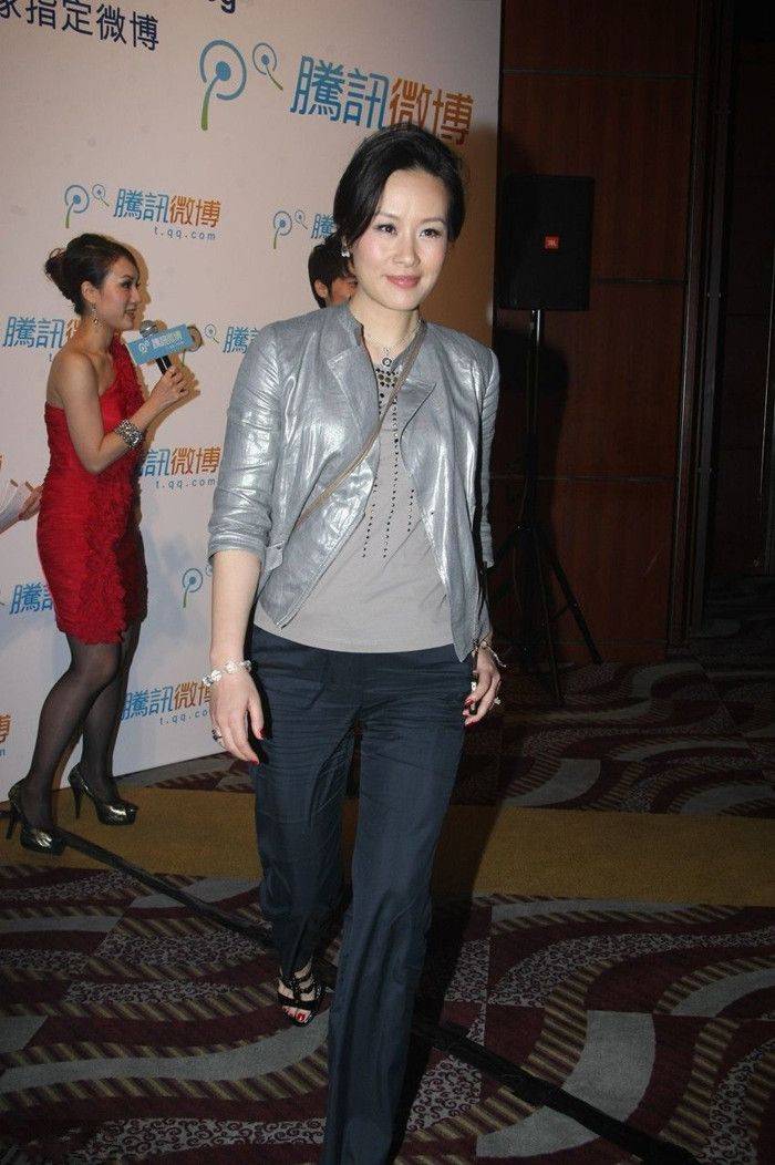 显得 邬君梅美的真实,不靠颜值不靠身材,全凭气质和专业实力取胜!