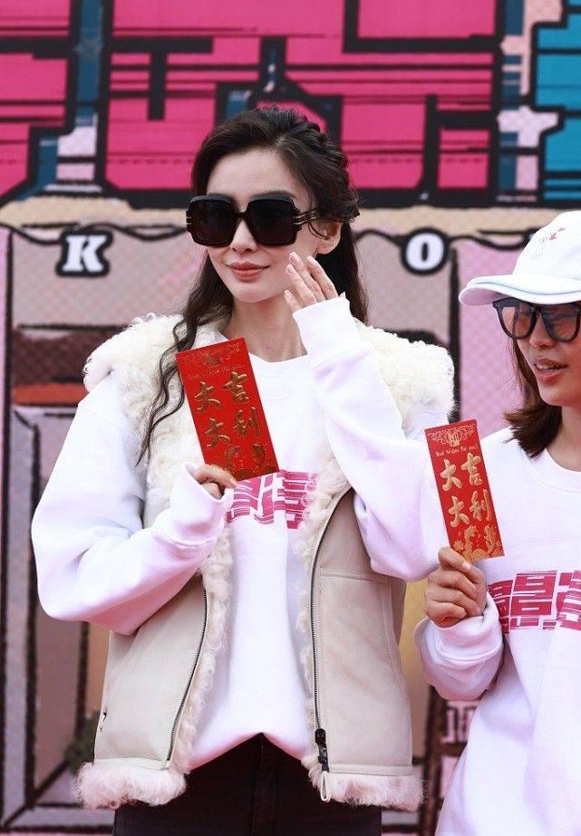 双手 离开滤镜baby颜值也崩了！法令纹瞩目瘦脱相，双手皮肤粗糙似老太