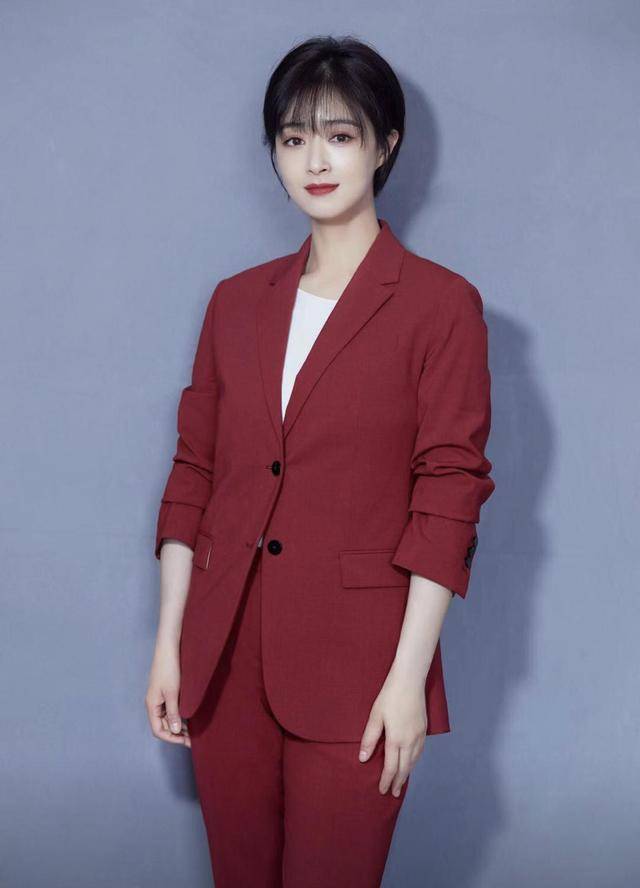 西装 蒋欣终于穿对一次!印花衬衫搭配牛仔短裤清爽简约,一点也不显壮