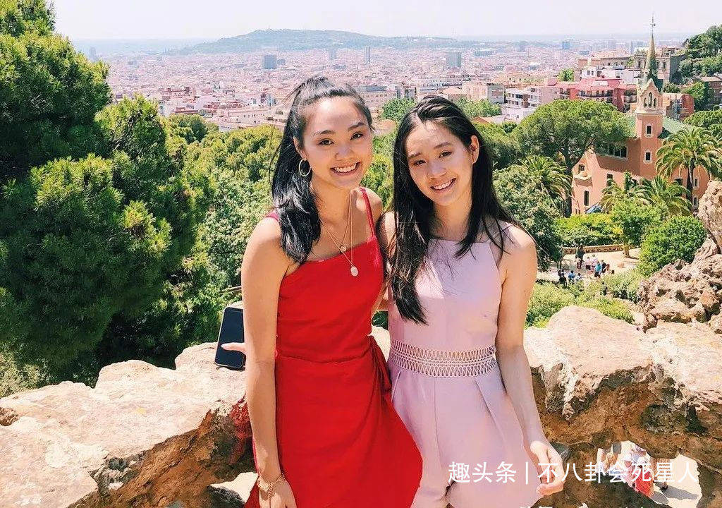 脸盘李连杰两个女儿化浓妆很成熟，大脸盘子不像利智，李连杰基因强大