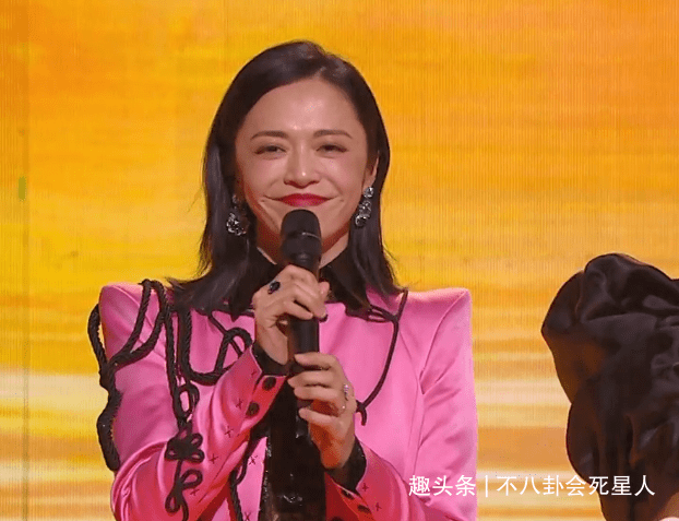 连那英|芒果小年夜造型：沈梦辰露背，宋茜吊带月光裙，李菲儿像披花床单