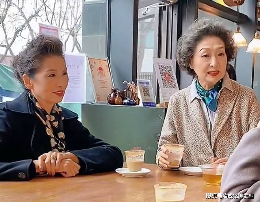 卷发为什么有些老年人喜欢染红发烫小卷？难道白发不香吗？你怎么看？