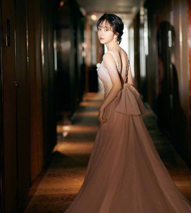盛典 国剧盛典生图下的女星：关晓彤臃肿似发福，谭松韵30岁依旧少女