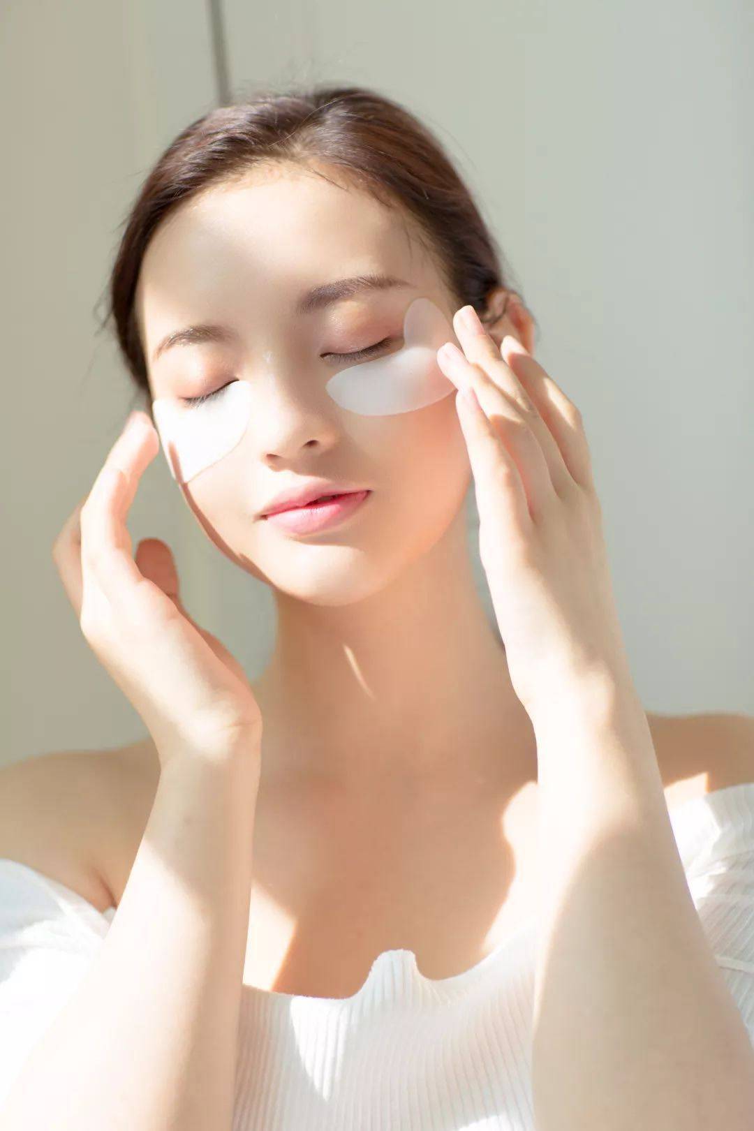 美容女明星们都在“以油补水”，金晨张嘉倪爱不释手，还你清透少女肌