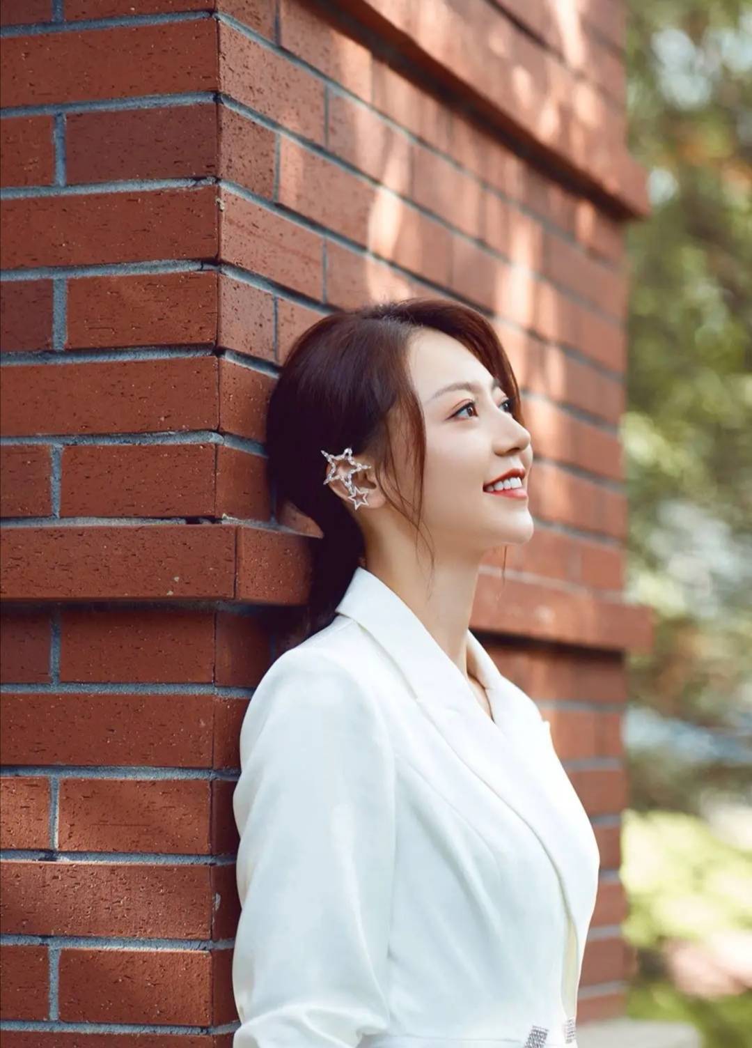 耳环 黄梦莹白色西装裙配星星耳环,甜美知性笑容治愈